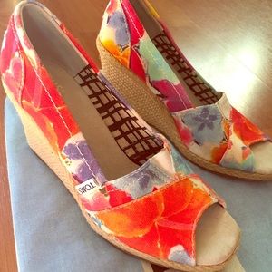 TOMS Classic Floral Wedge Pump